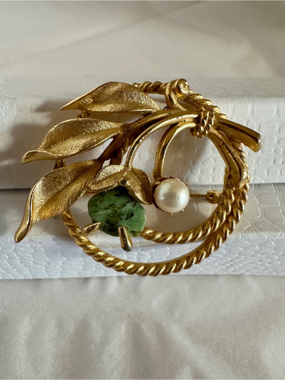 VTG Sarah Coventry Gold-Tone Leaf Brooch with Green Stone and Pearl Accent